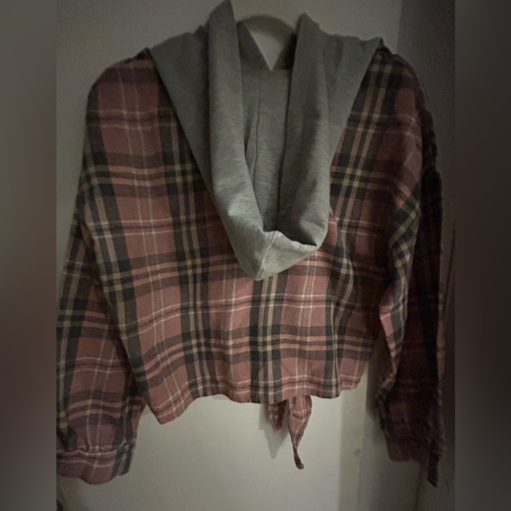 Cami - plaid with hoodie -New
* 3 x $ 15 * bundle and save